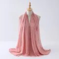 Vista dettagliata della sciarpa in chiffon rosa cipria con delicate finiture in strass. - Rosa