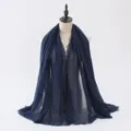 Écharpe unie bleu marine froissée en coton lin pour femmes, grand châle de mode élégant. - Bleu foncé
