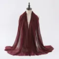 Écharpe en coton et lin bourgogne, châle d'hiver uni élégant avec franges pour femmes. - Bordeaux