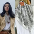 Foulard carre en soie rayé noir et blanc style francais accessoire elegant pour femme 70cm - Style de Yang Caiyu - Blanc cassé