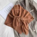 Karamellfarbenes Dreiecktuch stylisch einfarbig vielseitig Schal Damen Alltag Pendeln tragen. - Stil 16