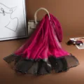 Eleganter magentafarbener Seidenschal mit Goldfaden und perlenbesetzter schwarzer Borte. - Fuchsia