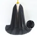 Sciarpa hijab lunga in chiffon nero tinta unita, elegante copricapo drappeggiato per donna. - Nero