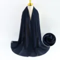 Sciarpa lunga in chiffon perla tinta unita blu scuro, hijab leggero con dettaglio texture. - Blu scuro