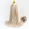 Sciarpa hijab lunga in chiffon beige tinta unita con orlo arrotolato e dettaglio. - Beige