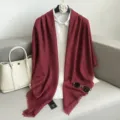 Elegante bordeauxkleurige dames sjaal met korte franjes, effen vintage stijl omslagdoek. - Bordeauxrood