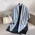 Elegante lichtblauwe vierkante sjaal met korte franjes, perfecte effen omslagdoek voor dames. - Lichtblauw