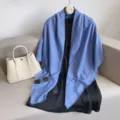 Effen blauwe sjaal met franjes voor dames, elegante stijlvolle herfst variant voor dagelijks. - Blauw