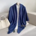 Blauw effen kleur vrouwen korte franje vierkante sjaal omslagdoek, elegante vintage cape. - Donkerblauw