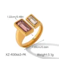 Gedetailleerd uitzicht van de gouden open ring met roze en heldere zirkoniastenen. - Open Rechthoekige Stijl (XZ-R30663-PK)