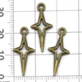 Antieke bronzen legering ster hangers voor DIY handgemaakte armbanden en kettingen accessoires. - Vierzijdige Ster / 1 Stuk (10x23mm)