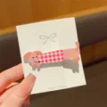 Χαριτωμένο ροζ τσιμπιδάκι μαλλιών dachshund με κόκκινο καρό σχέδιο, γυναικείο αξεσουάρ μόδας. - Κλαμεράκια μαλλιών σκυλάκι σε ροζ καρώ (1 τεμάχιο)