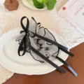 Λεπτομερής όψη κλιπ μαλλιών με πουά φιόγκο, σιφόν σχέδιο με βολάν για γλυκό στυλ. - Υπόλευκο Πουά