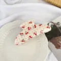 Σικ τσιμπιδάκι μαλλιών από οξικό με στάμπες κερασιού, κομψό αξεσουάρ λεπτομέρειας. - Κλάμερ μαλλιών από οξική κυτταρίνη με κόκκινα κεράσια και λαμπερά στρας