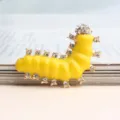 Gedetailleerde close-up van een schattige gele emaille strass rups broche insecten - Geel