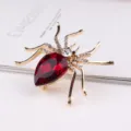 Rode edelsteen spinnen broche, goudkleurig metaal met sprankelende strass steentjes, insect sieraad. - Goud en Donkerrood