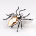 Prachtige kristallen spinnenbroche met een grote champagnekleurige strass-steen en steentjes. - Geweermetaal Zwart + Champagne