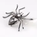 Elegante spin broche met grote grijze kristal druppel en schitterende sprankelende strass steentjes. - Geweermetaal Zwart + Transparant Zwart