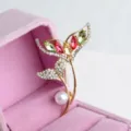 Magnifique broche élégante en forme de queue de poisson avec cristaux colorés et perle dorée. - Or + Multicolore