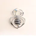 Modische Legierung Strass Spinne Brosche Pin für Damen elegante Anzug Revers Accessoires. - Weiß