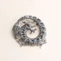 Vista de detalle de broche de dragón vintage de cristal, accesorio de traje plateado. - Negro transparente