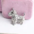 Glänzende Strass besetzte süße Hunde Brosche Detailansicht, funkelndes Kristall Mode Accessoire. - Silber