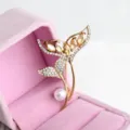 Élégante broche perle queue de poisson dorée avec des strass cristal brillant accessoire - Doré + Champagne