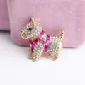 Detailaufnahme der Strass Hund Brosche mit glitzernden Kristallen fuer Damen Mode Schmuck. - Gold