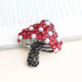 Broche champignon exquise photo de détail avec strass rouges et noirs et accents de perles. - Rouge