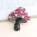 Gros plan détaillé de la broche champignon étincelante avec des cristaux rose et perles. - Rose vif