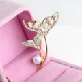 Broche queue de poisson perle dorée vue détaillée, élégante épingle strass cristal femme. - Or + Blanc