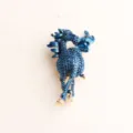 Gros plan détail d'une superbe broche cheval ailé en cristal bleu, élégant accessoire en métal. - Bleu