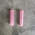Transparante roze plastic potlooddoppen en handige puntbeschermers voor scholieren. - Roze