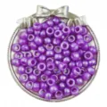 Primo piano dettagliato di perline a barilotto perlate viola, perfette per trecce di capelli. - Viola