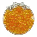 Gros plan détaillé de perles acryliques muguet orange translucide disposées sur un plateau. - 50 Pièces/Paquet / Orange