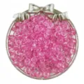 Gros plan détaillé de perles rondelles en acrylique rose translucide dans un plateau argenté. - Rose