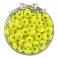 Gros plan de perles d'acrylique facettées jaunes dans un plateau décoratif argenté en nœud. - 30 Pièces/Paquet / Jaune