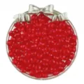 Gros plan détaillé de perles rondes en acrylique rouge dans un plateau décoratif argenté. - Rouge
