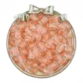Gros plan de perles cylindriques en acrylique rose dans un plateau décoratif raffiné. - 30 Pièces/Paquet / Orange