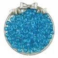 Perles acryliques facettées bleues gros plan détail dans plateau argent pour bijoux faits main. - Bleu