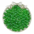 Gros plan de perles rondes en acrylique vert de 8mm dans un plat decoratif pour bijoux DIY. - Vert