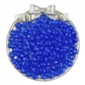 Gros plan de perles rondes acryliques transparentes bleues 8mm dans plateau nœud argent. - Bleu Saphir