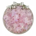Gros plan de perles papillon en acrylique rose irisé dans un plateau décoratif pour bijoux DIY. - 50 Pièces / Rose