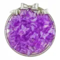 Primo piano di perline farfalla in acrilico viola in vassoio, ideale per gioielli fai da te. - 50 Pezzi/Pacchetto / Viola