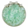 Primo piano dettagliato di perline a farfalla in acrilico iridescente 16x13mm nel vassoio. - 50 Pezzi/Pacchetto / Verde