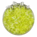 Primo piano dettagliato di perline acriliche traslucide a forma di farfalla giallo neon. - 50 Pezzi/Pacchetto / giallo limone