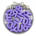 Nahaufnahme von 20mm lila Acryl Alphabet Buchstaben Perlen für DIY handgemachte Schmuck. - Lila