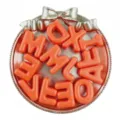 Runder dekorativer Anhänger mit 3D-orangefarbenen Buchstaben und silberner Schleife. - Orange