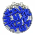 Detailaufnahme von blauen Acryl Buchstabenperlen drapiert auf einer silbernen Deko-Schale. - Saphirblau