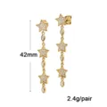 Vue détaillée de longues boucles d'oreilles étoiles avec zircons brillants dorés. - Boucles d'Oreilles Long Tassel (Or)